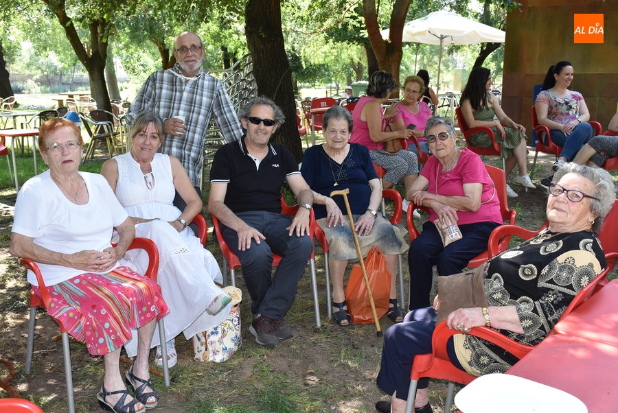 El Centro de Adultos celebra el inminente final del curso con una comida conjunta en El Picón