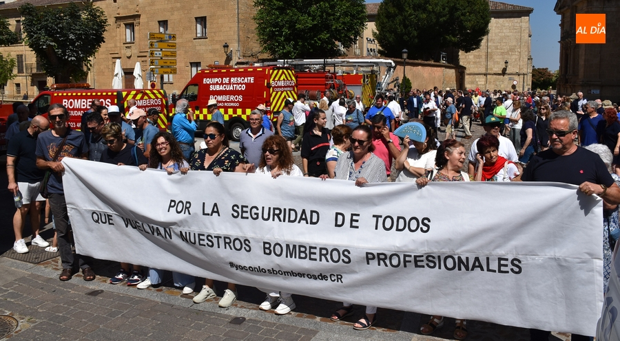 Los Bomberos honran a su patrón con la compañía de los mirobrigenses pidiendo su vuelta