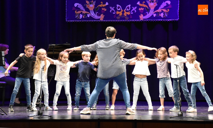 Los más pequeños de la Escuela de Música viajan por el mundo antes de irse de vacaciones