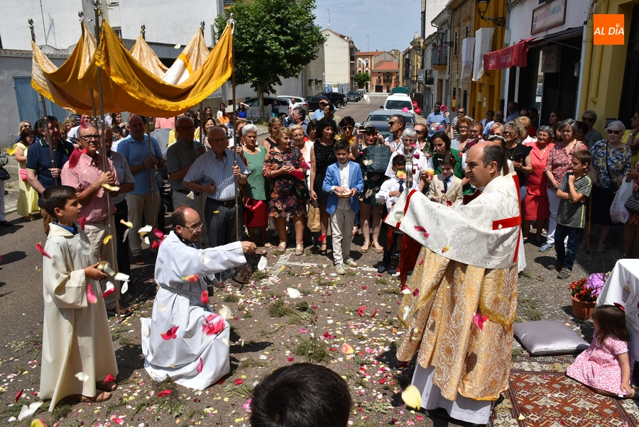 El barrio de San Andrés arropa al Santísimo en el recorrido por sus calles