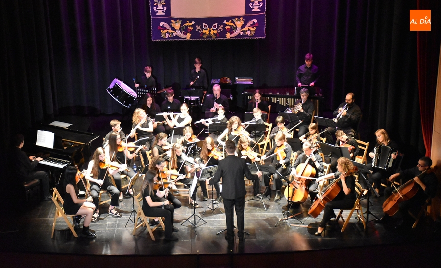 La nueva Orquesta Sinfónica de Ciudad Rodrigo se estrena rozando el lleno en el Teatro