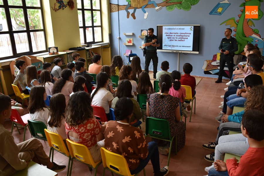La Guardia Civil imparte en San Francisco una doble charla sobre los riesgos de Internet