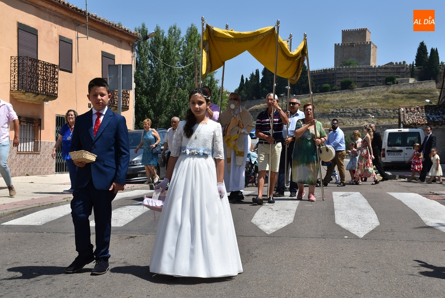 Un niño y una niña acompañan al Santísimo por el Arrabal del Puente tras comulgar por 1ª vez