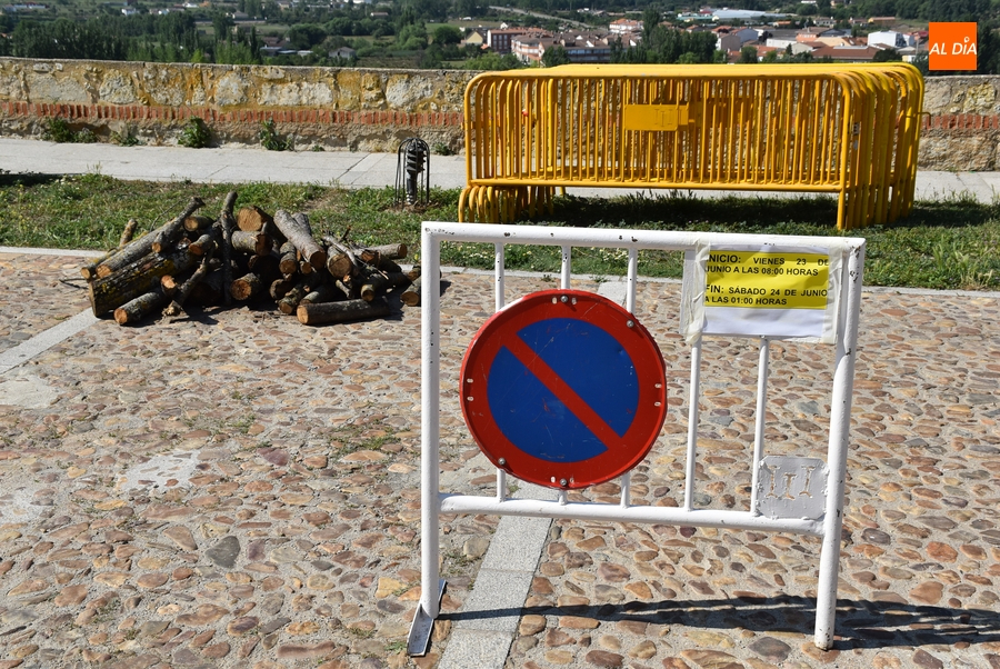 Prohibido el aparcamiento todo el día en la Puerta de Santiago por la no-hoguera de San Juan
