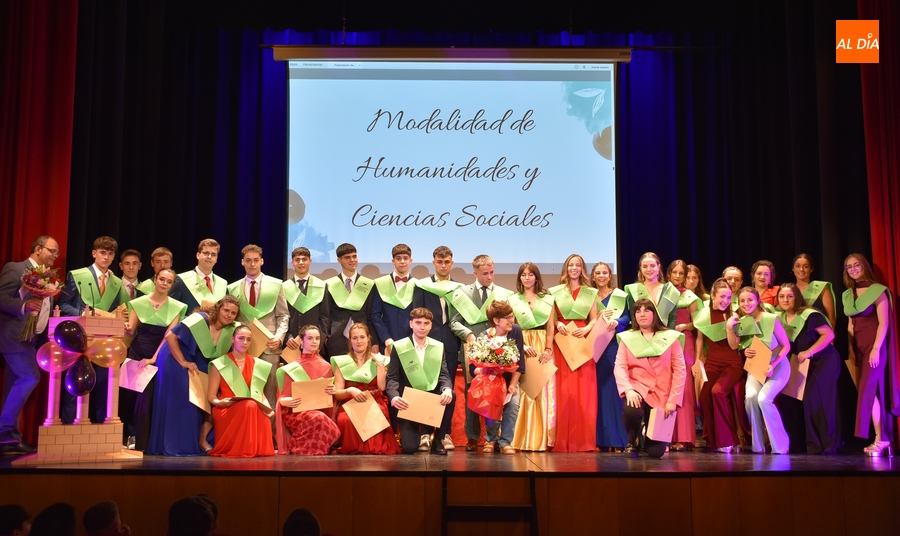 El IES Tierra gradúa a su generación más fiestera encomendándoles ser embajadores del centro