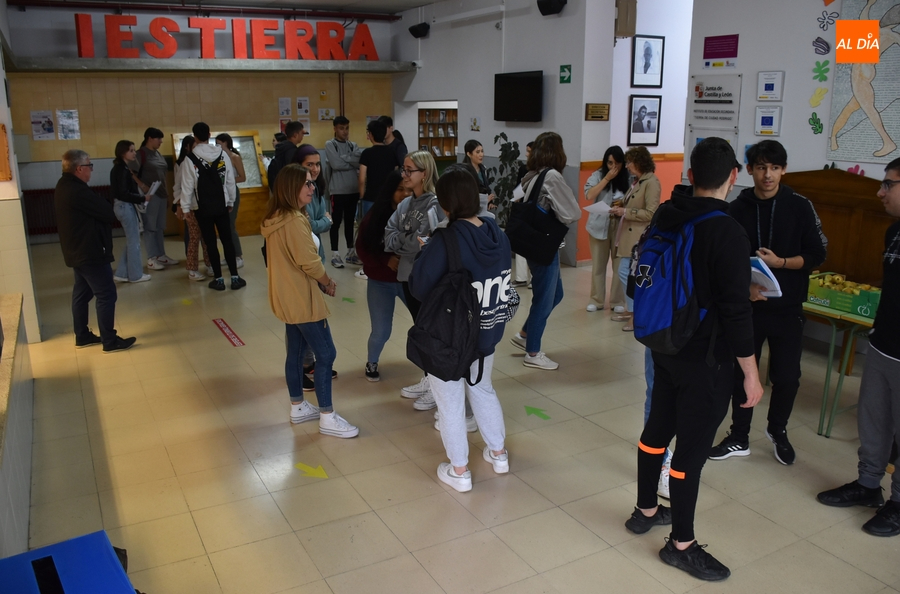 68 jóvenes de 4 centros arrancan con muchos nervios la Selectividad de junio