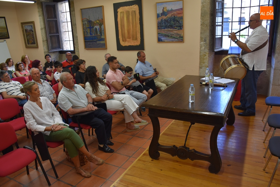 Juan Pablo González se encarga de despedir el curso de la Escuela de Tamborileros