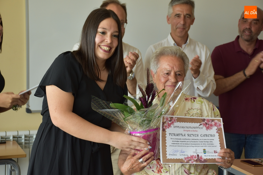 Distinguida la alumna de mayor edad del Centro de Nuevas Tecnologías en el acto de entrega de diplomas