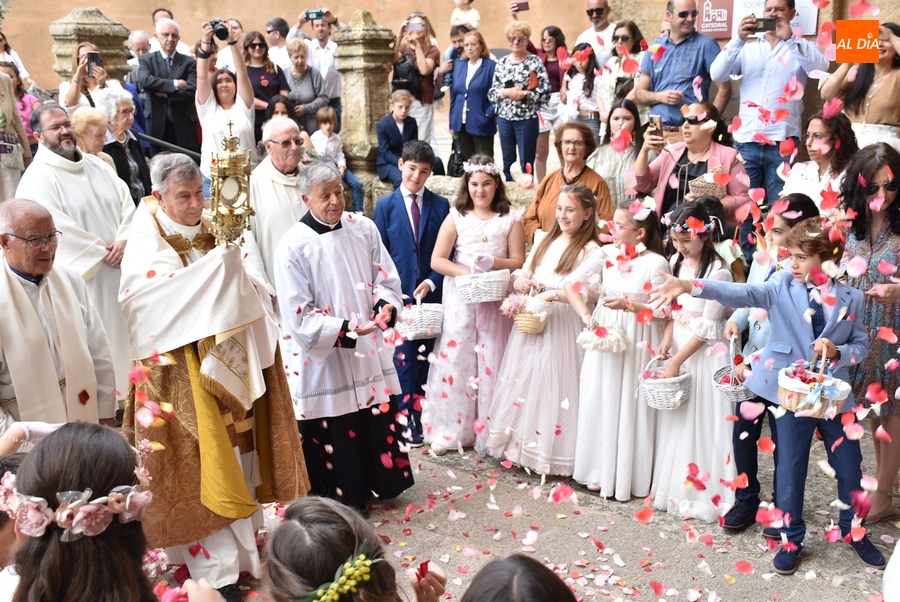 34 niñ@s acompañan al Santísimo en su primera procesión sin incidencias por el centro desde 2019