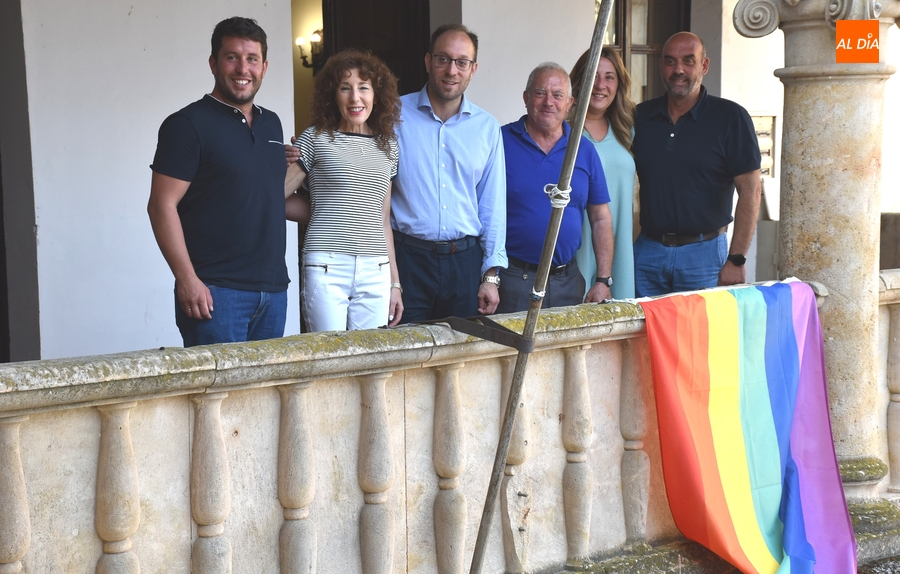 El Ayuntamiento extiende en su fachada la bandera arcoíris con motivo del Día del Orgullo