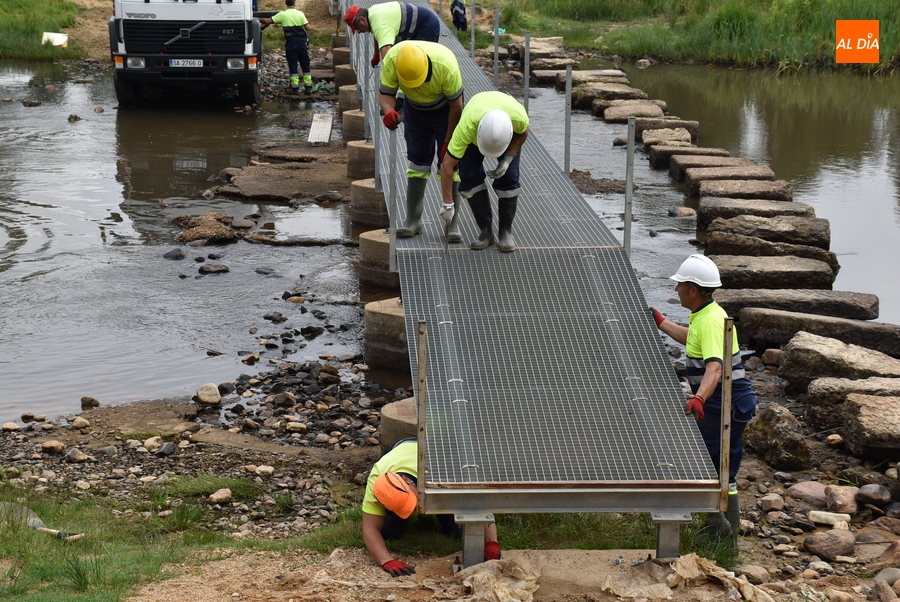 Instalada la pasarela del río