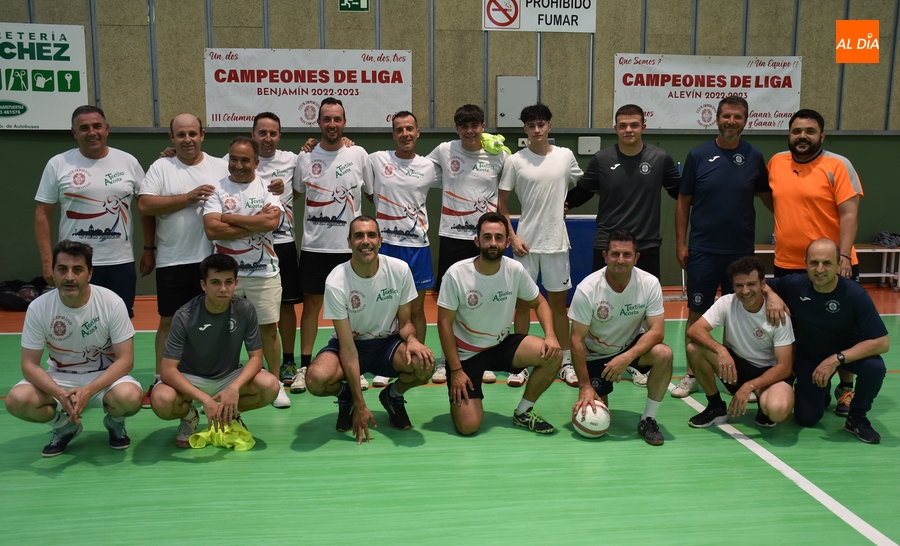 Los técnicos del III Columnas juegan un partidillo antes de irse de vacaciones