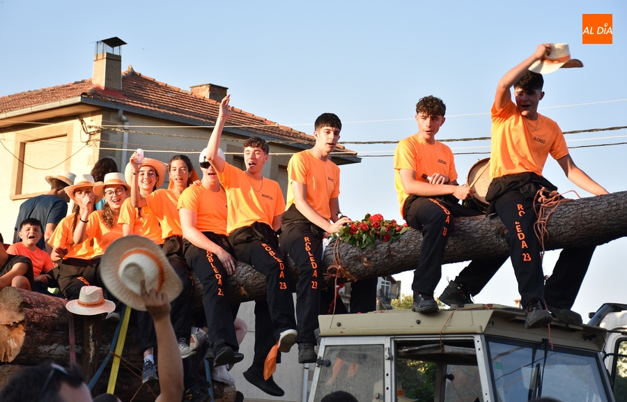 Robledanos de todas las edades acompañan a los Kintos 2023 en el izado del pino