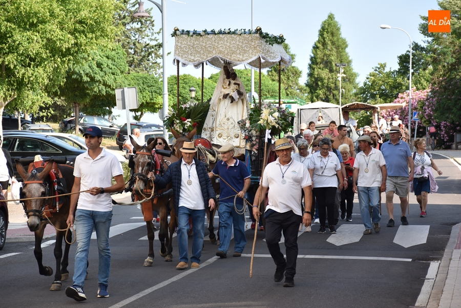 Los romeros se ponen en marcha bendecidos por el Obispo y con una óptima temperatura