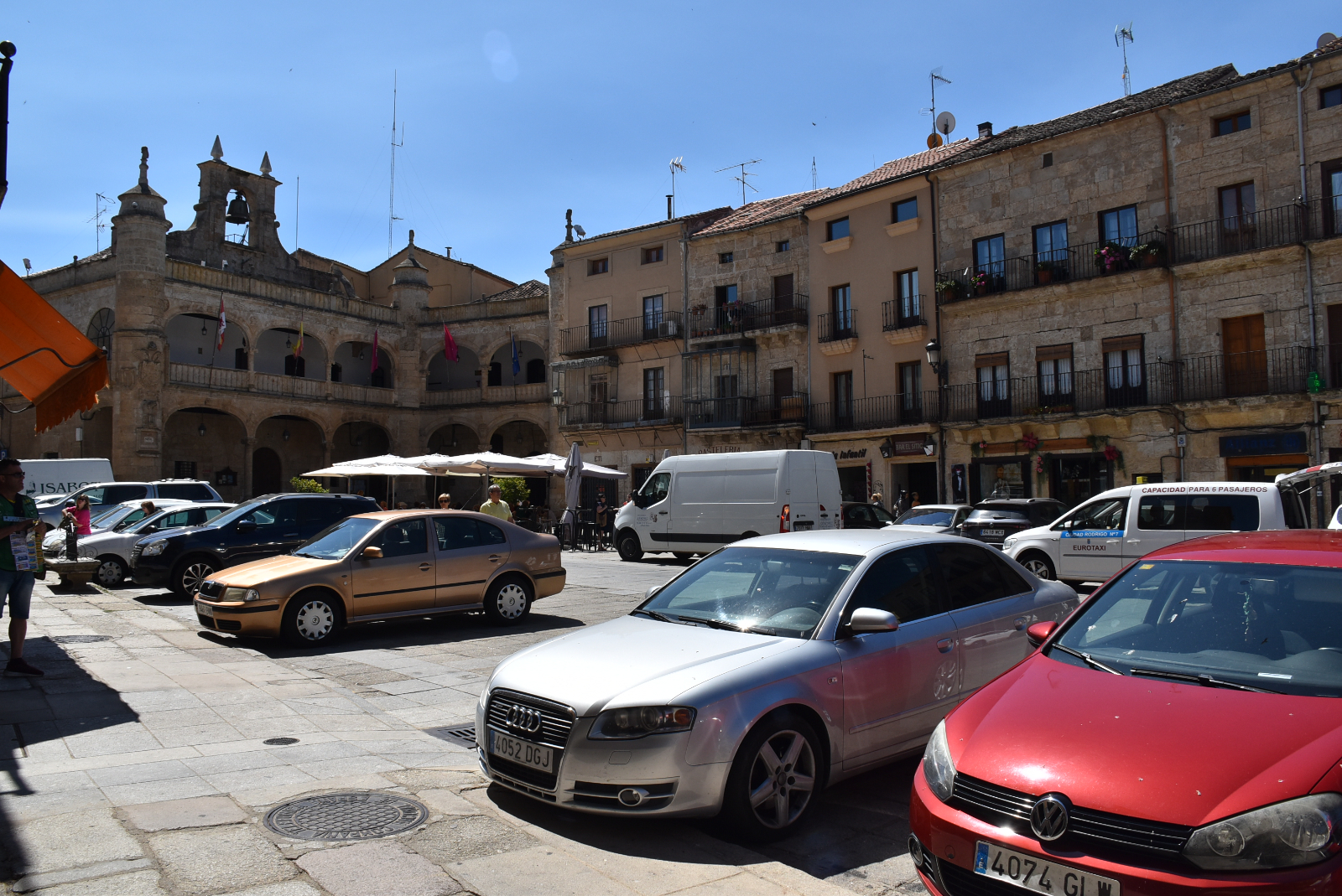 Los coches se despiden hasta septiembre de la Plaza Mayor