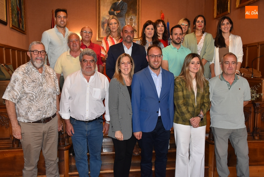 Besos, abrazos y hasta lágrimas en el último Pleno de la legislatura en el Ayuntamiento