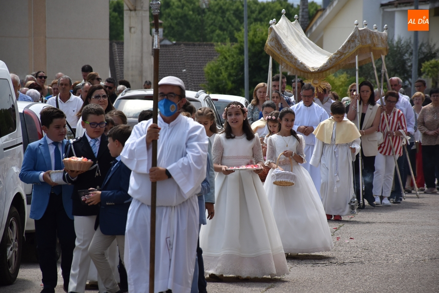 17 niñ@s de Primera Comunión procesionan por Las Canteras