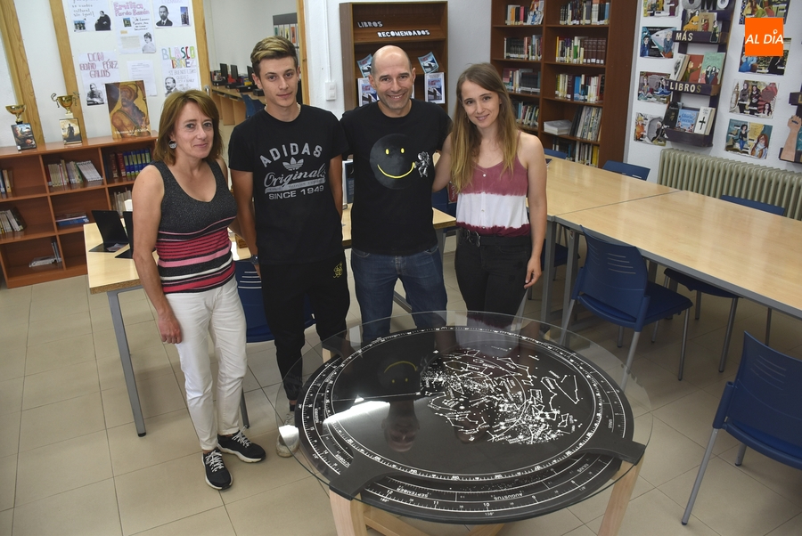 El Departamento de Madera del IES Tierra crea una singular mesa-planisferio celeste