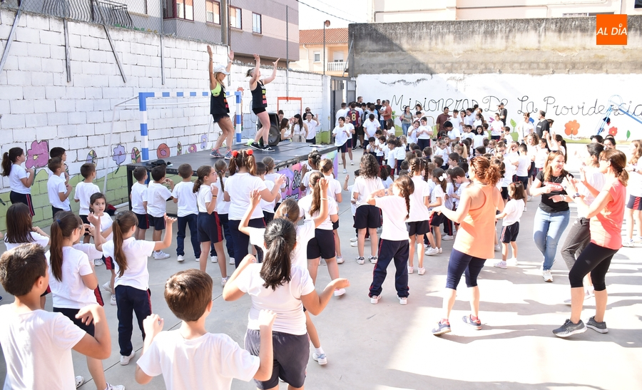 Misioneras-Santa Teresa mueve el esqueleto al ritmo de las Zumba Sisters