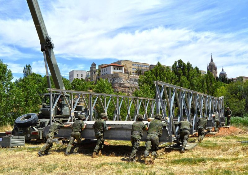 Ellos nos protegen: El Tormes acoge la celebración del  Día de las Fuerzas Armadas y Cuerpos de Seguridad