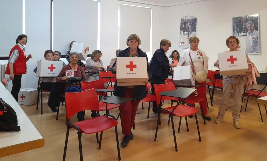 Cruz Roja entrega kits de ahorro energético para reducir el consumo en el hogar