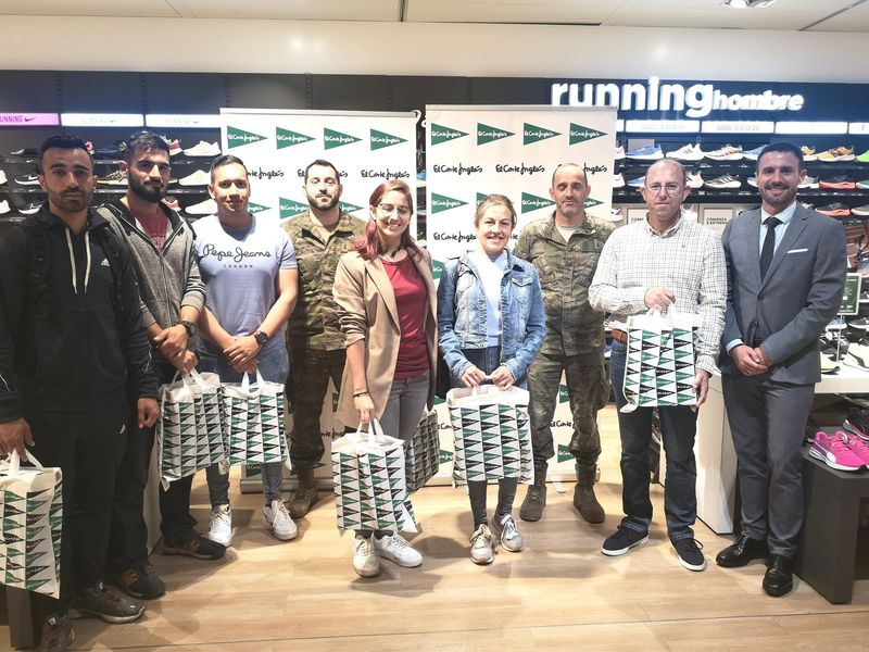 Entrega de premios a los ganadores del sorteo de la XI Carrera Cívico Militar ‘San Fernando’