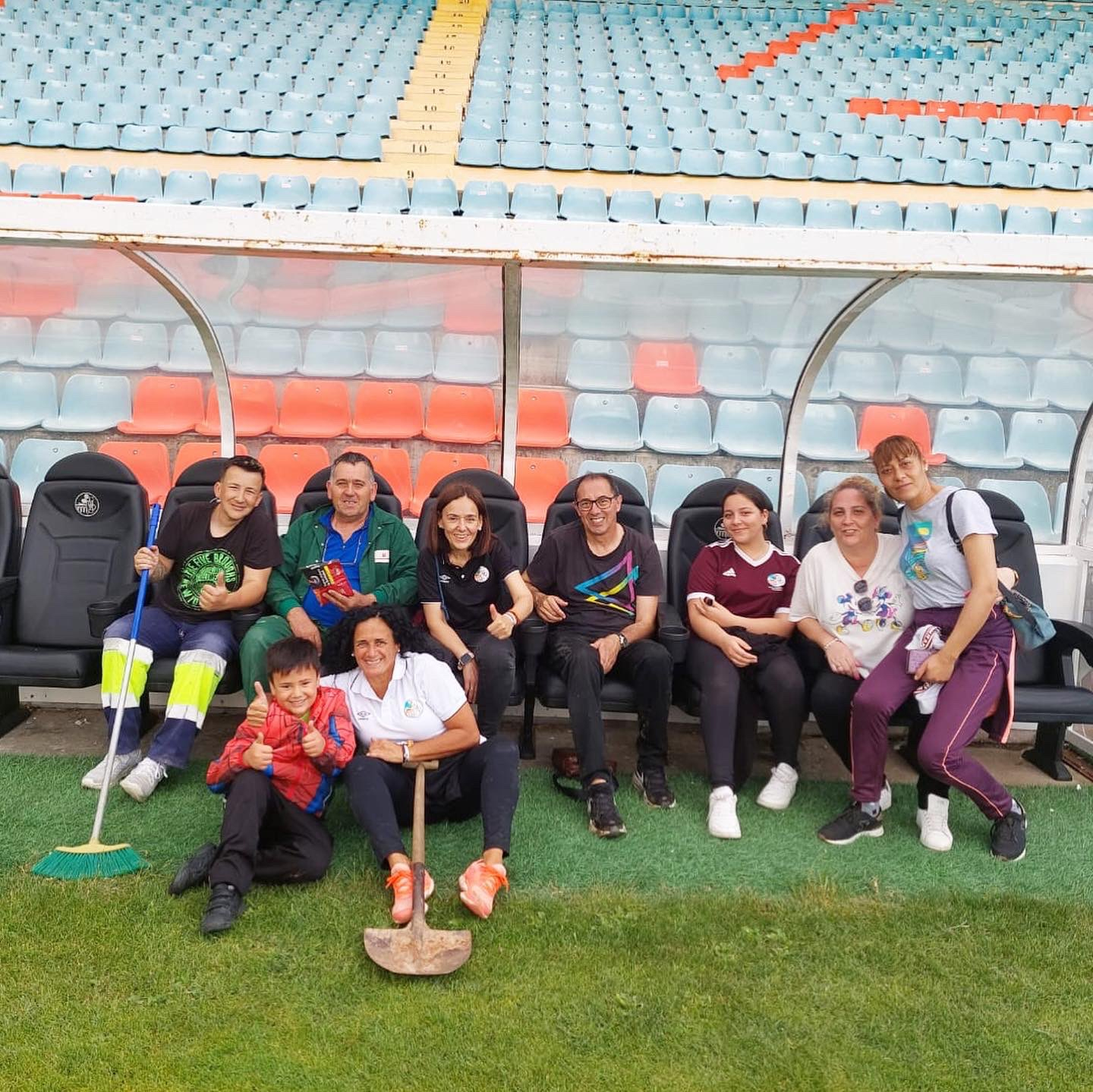Los voluntarios del Salamanca UDS ayudan a adecentar el Helmántico