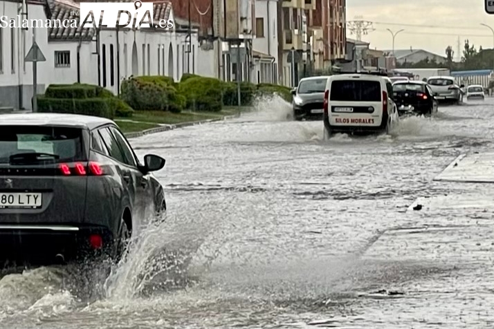 Un diluvio de agua y granizo provoca problemas en accesos, viviendas y bajos