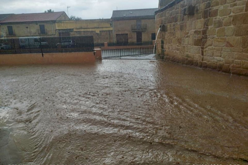 Espectaculares ríos en las calles de Aldearrubia tras una tormenta que no generaba mayores daños