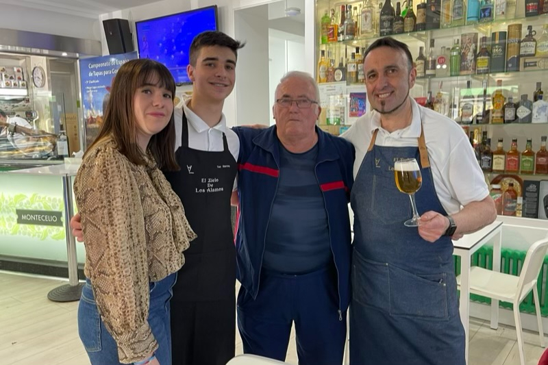 Abilio Astudillo  sopla las velas de su 69 cumpleaños con una familiar sorpresa