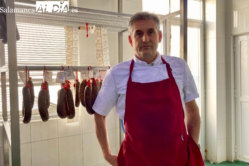 Jorge Bueno, el último artesano en la generación de ‘Las morcillas de Colás’ en Macotera