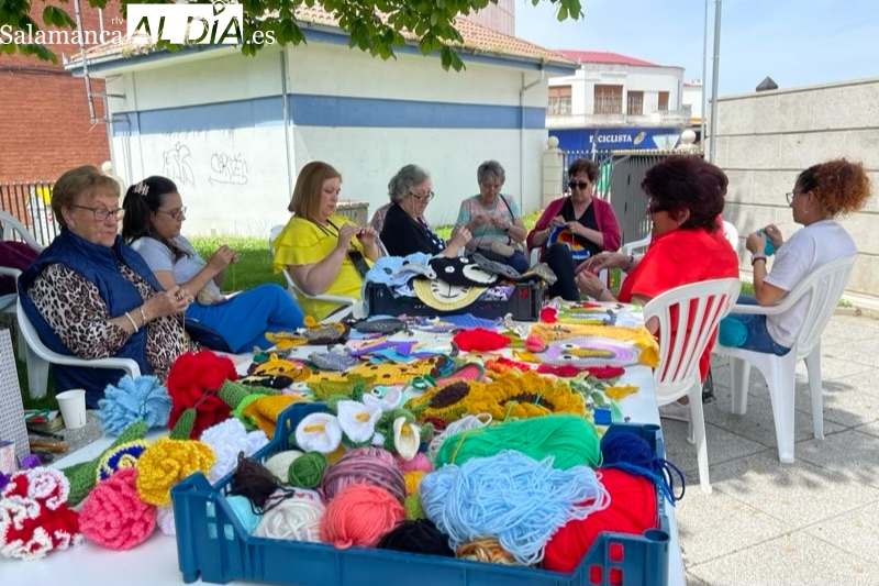El grupo Ganchilleras en Acción viste de color y originales creaciones tejidas a mano el parque La Huerta