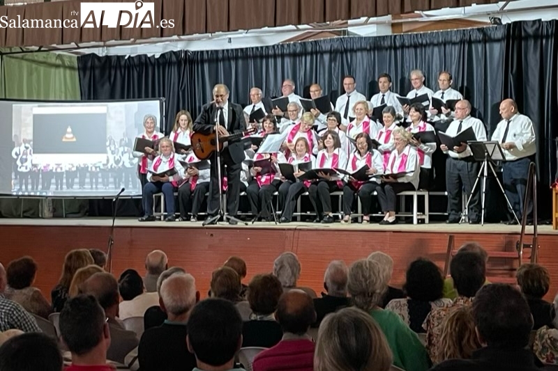 Emociones, recuerdos y un lleno hasta la bandera para vivir el 20º aniversario del Coro Popular de Villoruela