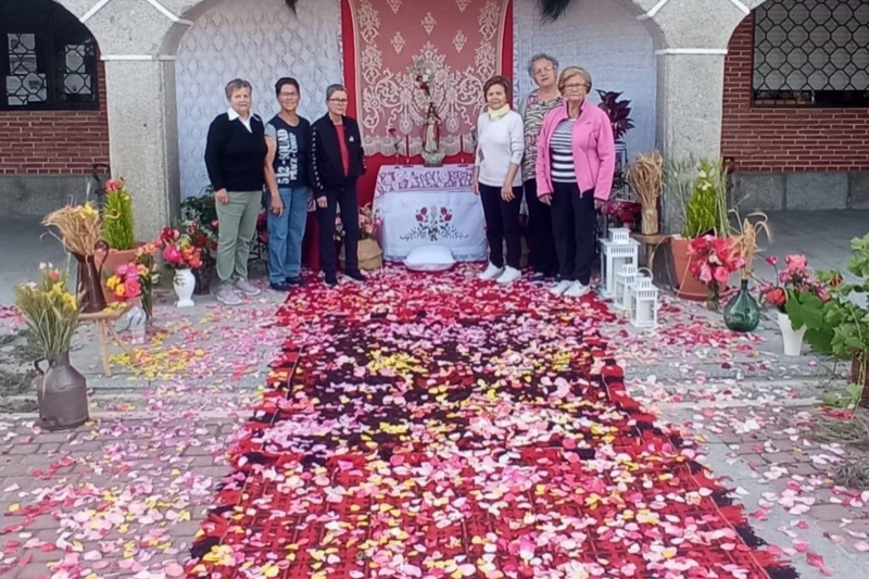 La colaboración vecinal lleva un año más el Corpus a las calles de Santiago de la Puebla