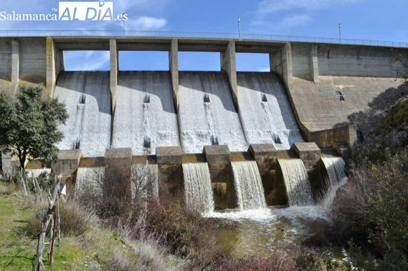 El embalse de El Milagro, al 100% y soltando agua a punto de iniciarse el verano