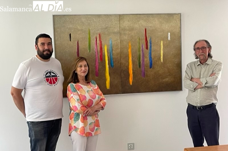 Alejandro Mesonero viste de simbolismos el Salón de Plenos con la donación de dos cuadros que suponen un homenaje y abogan por la unidad 