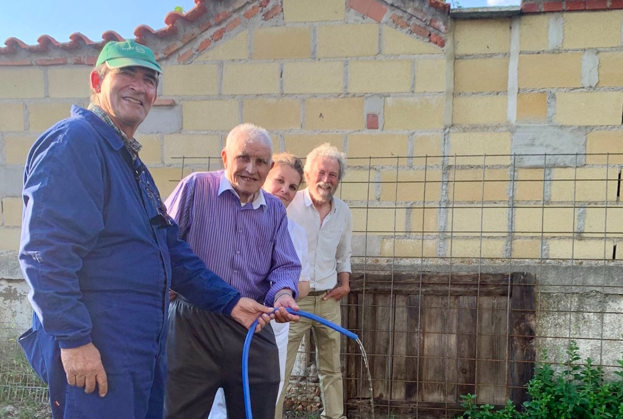Un huerto del que nacen plantas y recuerdos, cuidado con mimo por Ignacio, mayores y vecinos en Salmoral
