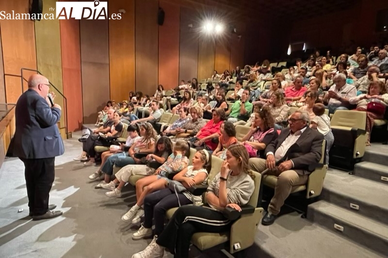 El patio de butacas completo para vivir la segunda y más intensa jornada de los conciertos fin de curso de la Escuela Municipal de Música