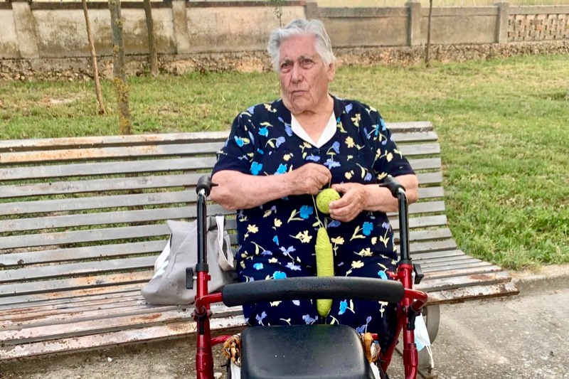 Los mayores de la residencia de Salmoral, volcados en crear tejidos para darle color a los arboles del pueblo