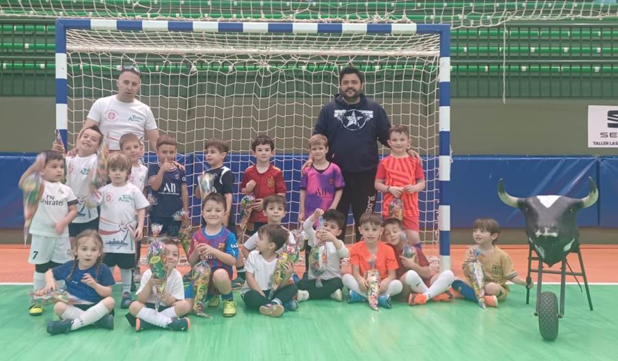 Los carretones invaden el último entreno de la temporada de la Escuela del III Columnas