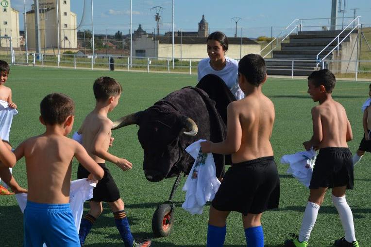 Lúdico último entreno de los prebenjamines del Ciudad Rodrigo con carretones y globos de agua
