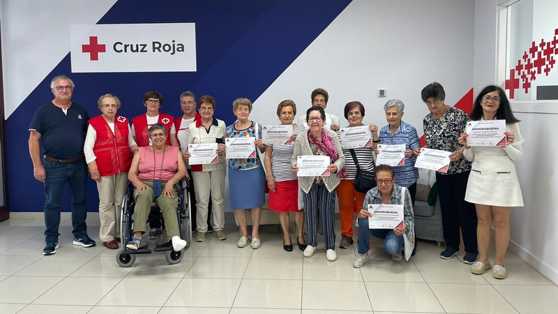 Cruz Roja Vitigudino entrega los diplomas a las personas mayores que han participado en varios talleres 