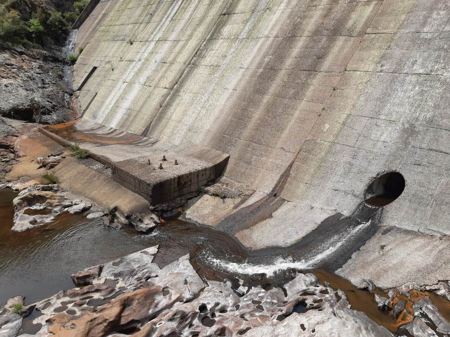 APCRA denuncia la bajada del caudal del Águeda en El Bodón y el lodo con el que sale del pantano
