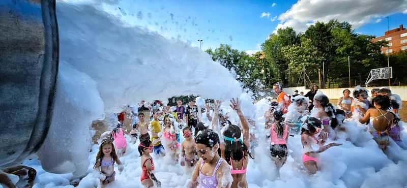 Gran fiesta del agua en el colegio Antonio Machado para despedir el curso