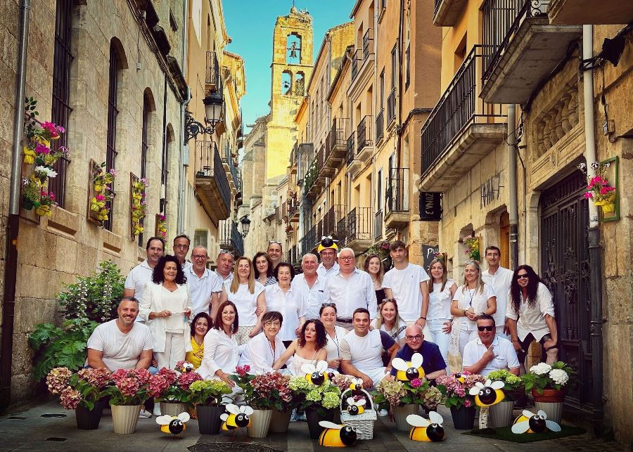 La calle San Juan festeja la noche que le da nombre con brindis incluido por el premio conseguido