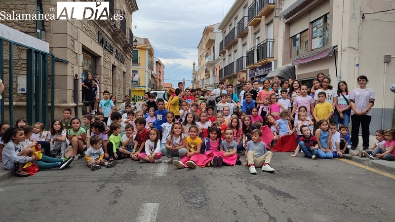 Los más pequeños se adelantan al Corpus en Vitigudino con un divertido encierro de carretones