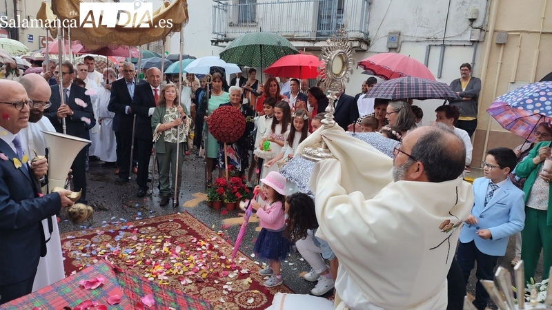 Un fuerte aguacero irrumpe en mitad de la procesión del Corpus en Vitigudino