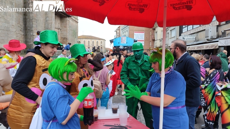 La lluvia desluce en Vitigudino el tradicional desfile de disfraces de Corpus
