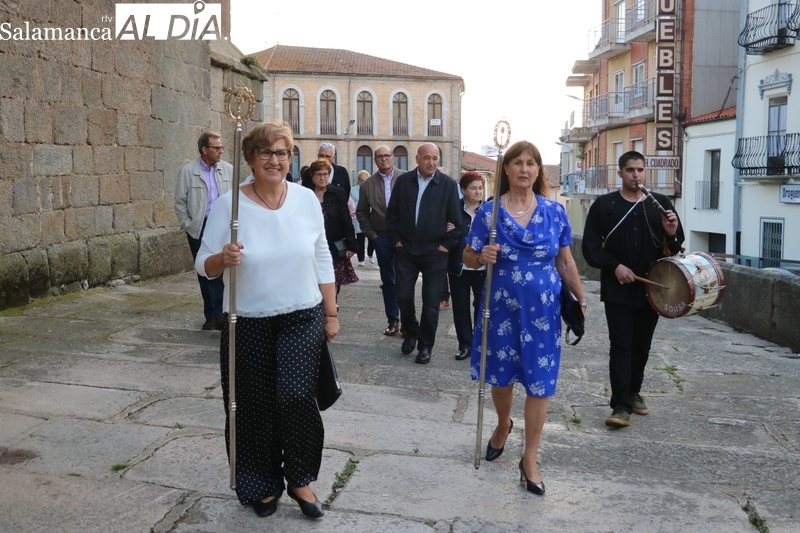 Las mayordomas Ascensión y Mari Carmen Sevillano Sánchez presiden las vísperas del Santísimo
