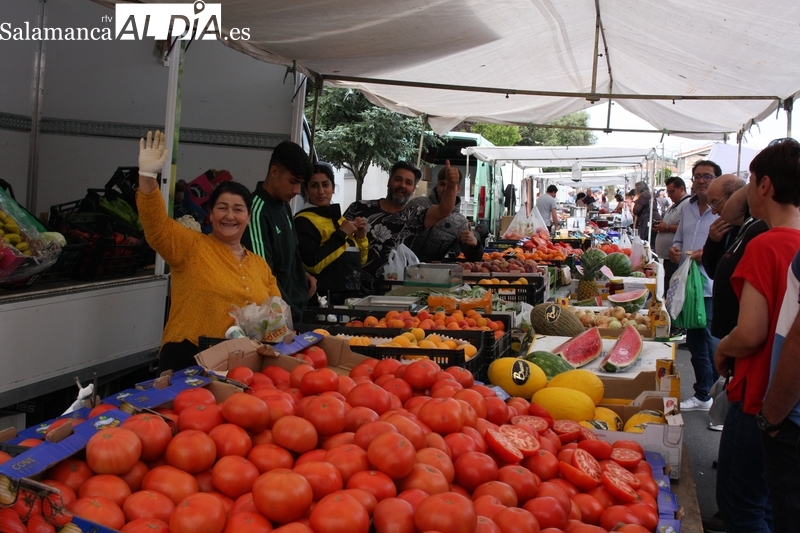 El mercadillo de Trabanca anuncia el verano con una buena afluencia de público